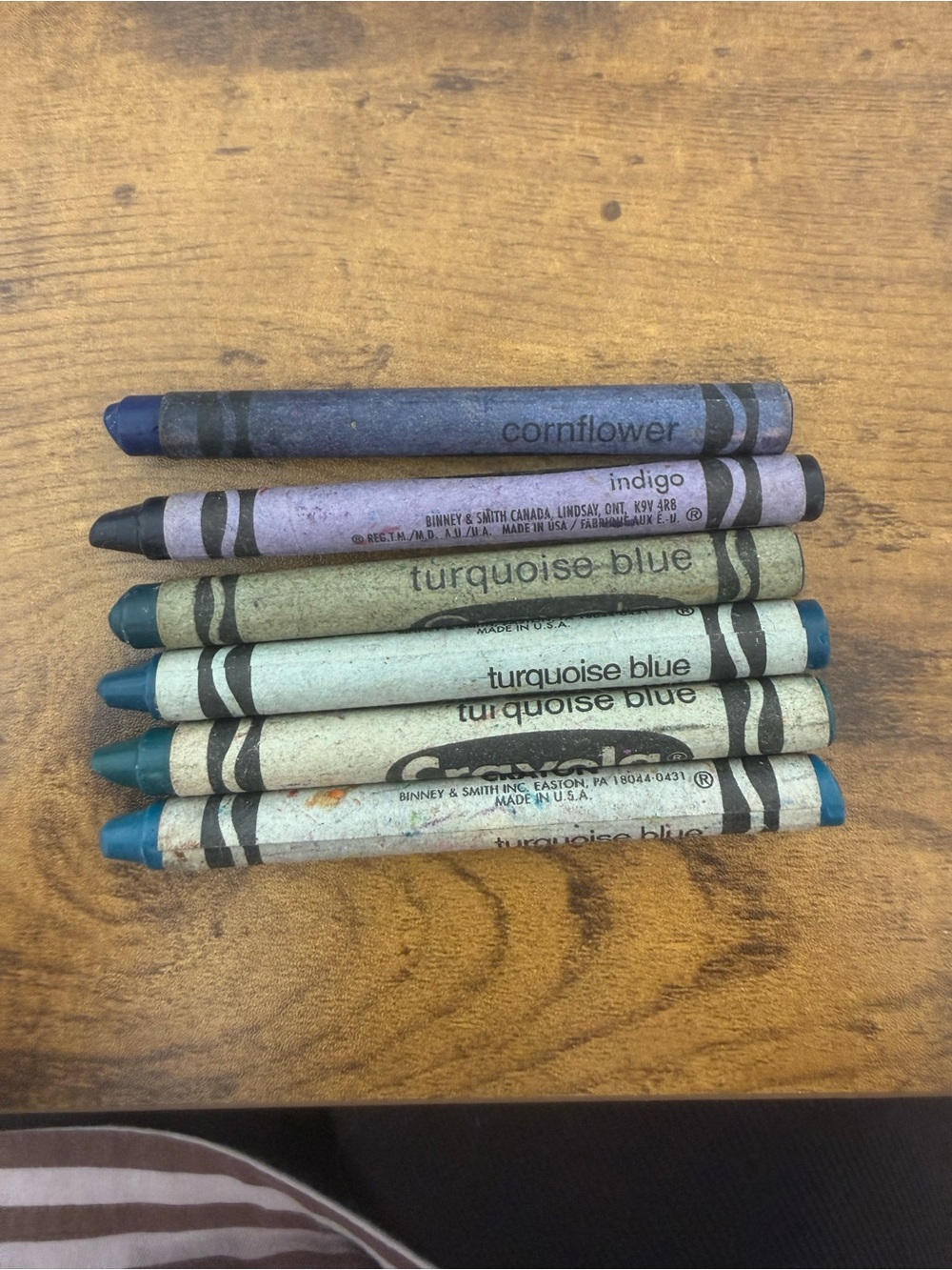 Set of vintage / collectible / discontinued Crayola crayons - blues